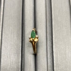 Elegant Gold and Green Gemstone Ring